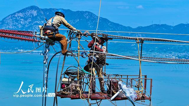 福建霞浦：高空架线施工忙