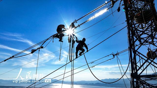 福建霞浦：高空架线施工忙