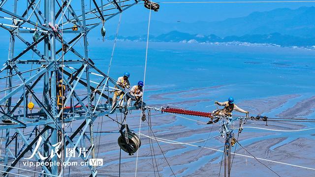 福建霞浦：高空架线施工忙