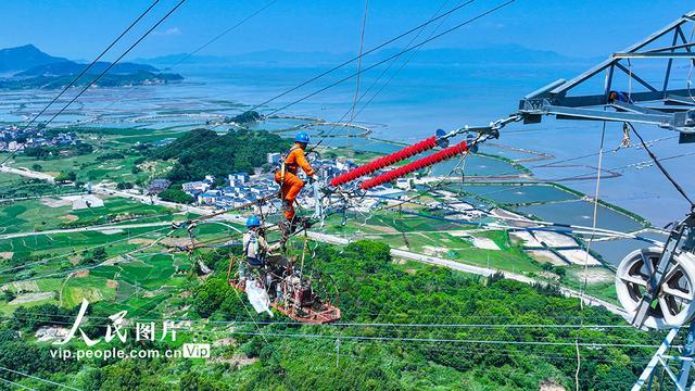 福建霞浦：高空架线施工忙