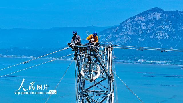 福建霞浦：高空架线施工忙