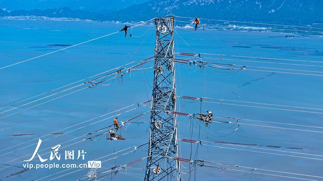 福建霞浦：高空架线施工忙