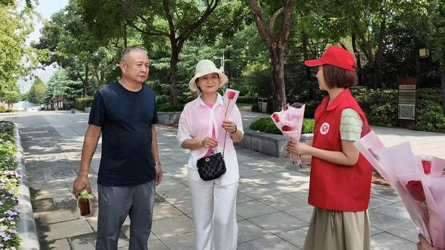 郑州：玫瑰赠佳人 浪漫在七夕 南环公园向女游客送节日祝福