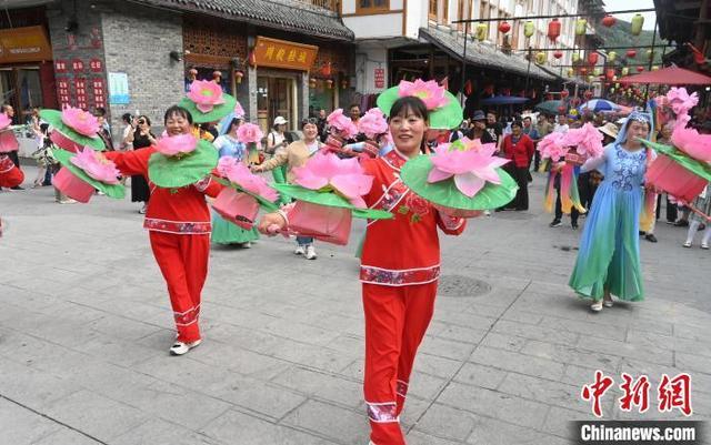 四川松潘举办花灯巡游展演活动