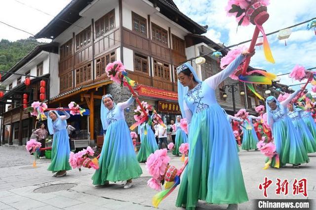 四川松潘举办花灯巡游展演活动