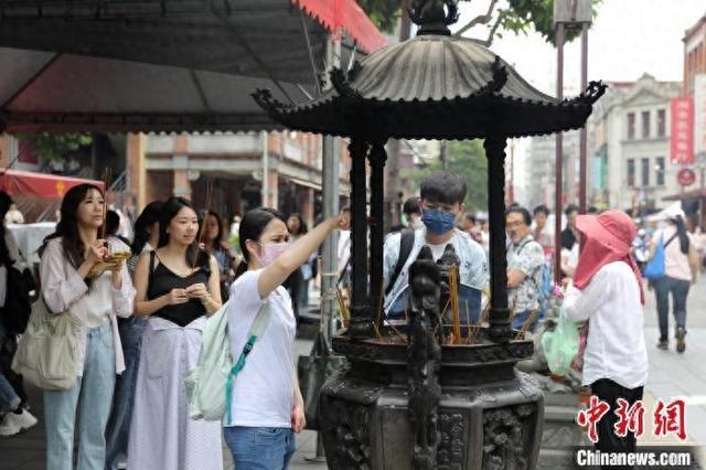 台湾各地迎七夕 台北霞海城隍庙香火旺