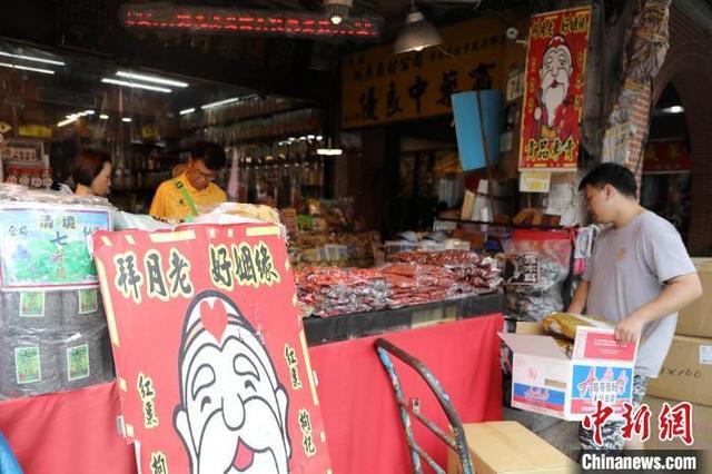 台湾各地迎七夕 台北霞海城隍庙香火旺