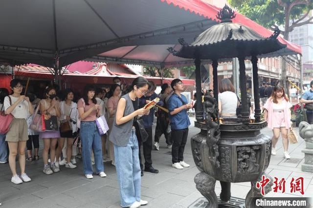 台湾各地迎七夕 台北霞海城隍庙香火旺