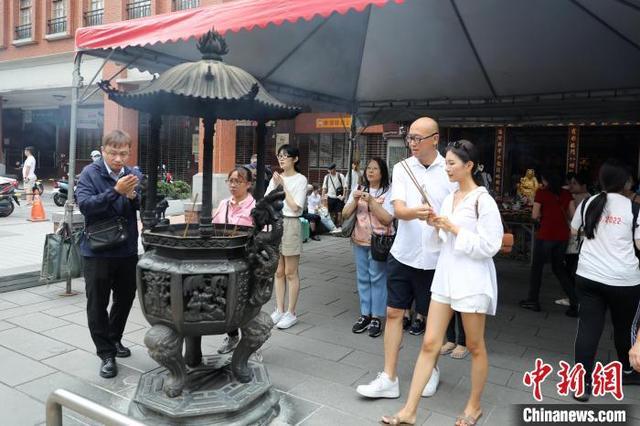 台湾各地迎七夕 台北霞海城隍庙香火旺