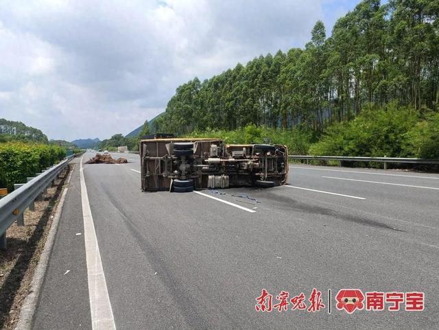 货车高速上侧翻，这个细节救了司机一命