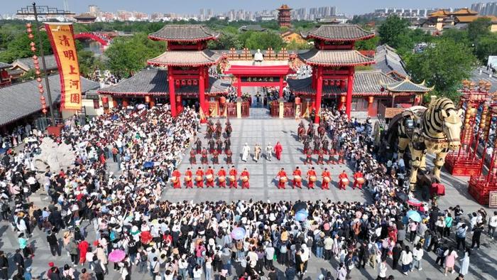 全国中小学生背宋词可免费游河南开封清明上河园赏《大宋·东京梦华》实景演出！