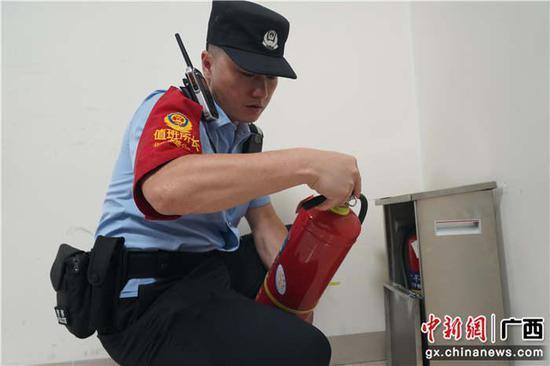 暑运正当时 北海铁路民警守护当“夏”