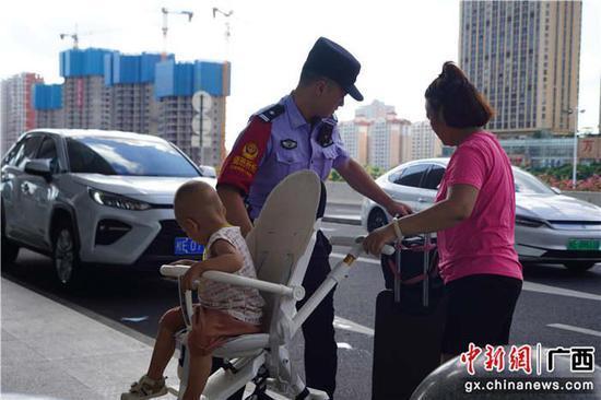 暑运正当时 北海铁路民警守护当“夏”