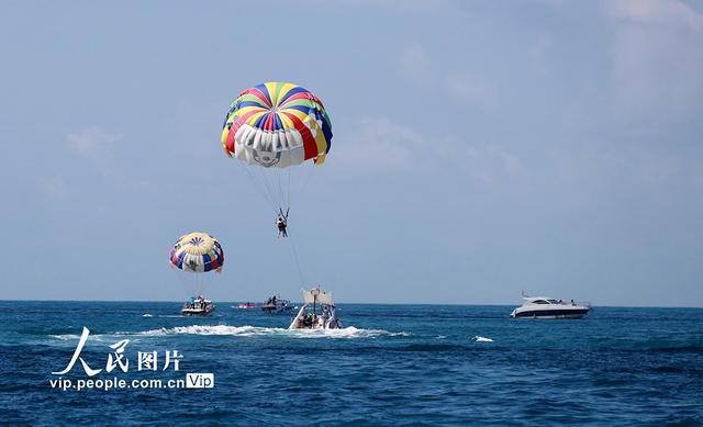 海南三亚湾：海上观光游“升温”