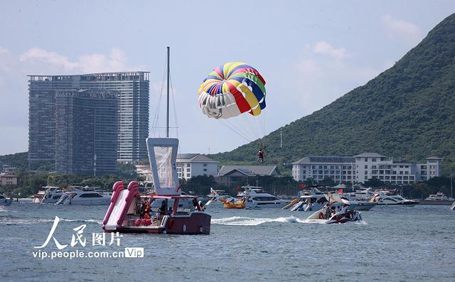 海南三亚湾：海上观光游“升温”