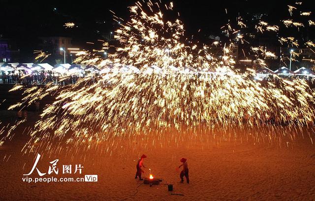 浙江玉环：非遗“打铁花” 点亮“夜经济”