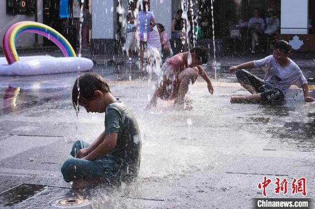 上海连续酷暑日 孩子嬉水享清凉