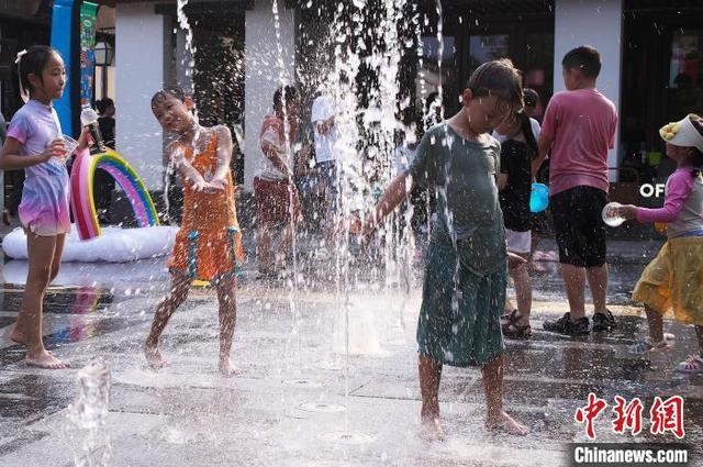 上海连续酷暑日 孩子嬉水享清凉