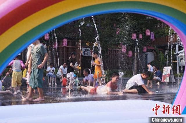 上海连续酷暑日 孩子嬉水享清凉