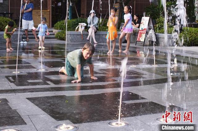 上海连续酷暑日 孩子嬉水享清凉