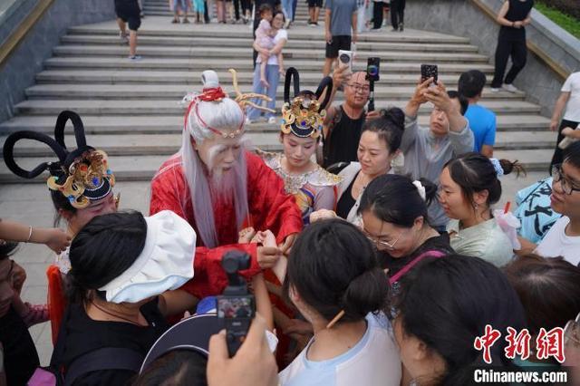 河南洛阳：“月老”七夕送祝福