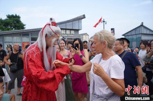 河南洛阳：“月老”七夕送祝福