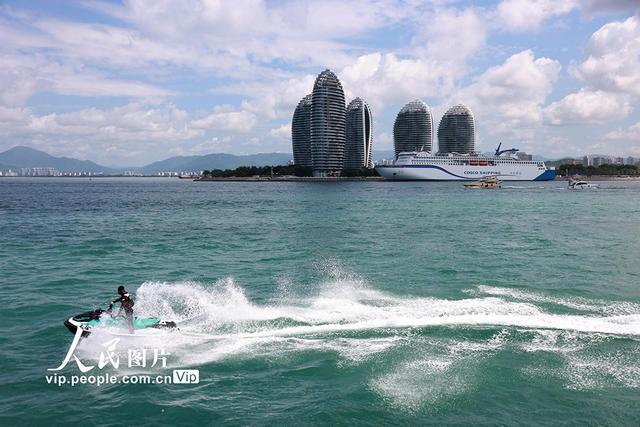 海南三亚湾：海上观光游“升温”