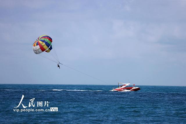 海南三亚湾：海上观光游“升温”