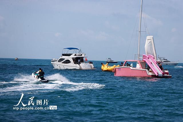 海南三亚湾：海上观光游“升温”