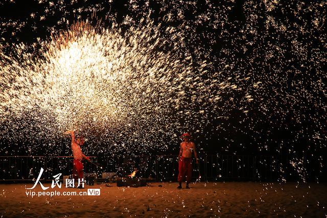 浙江玉环：非遗“打铁花” 点亮“夜经济”