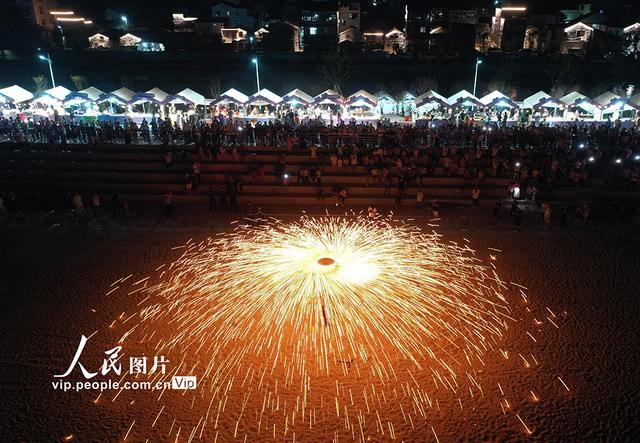 浙江玉环：非遗“打铁花” 点亮“夜经济”