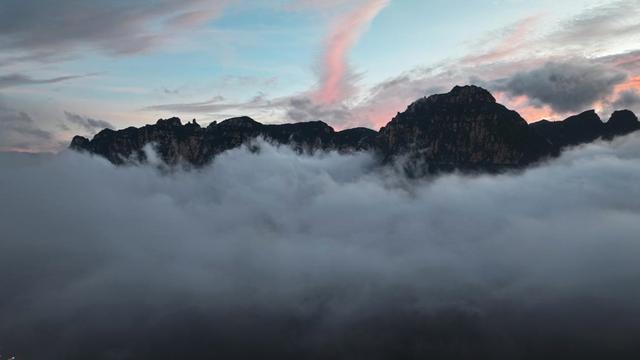 河南林州太行大峡谷：云海晚霞如梦如幻