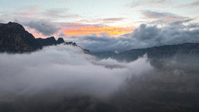 河南林州太行大峡谷：云海晚霞如梦如幻