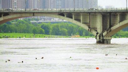 洪水过境，“弄潮儿”行为太危险