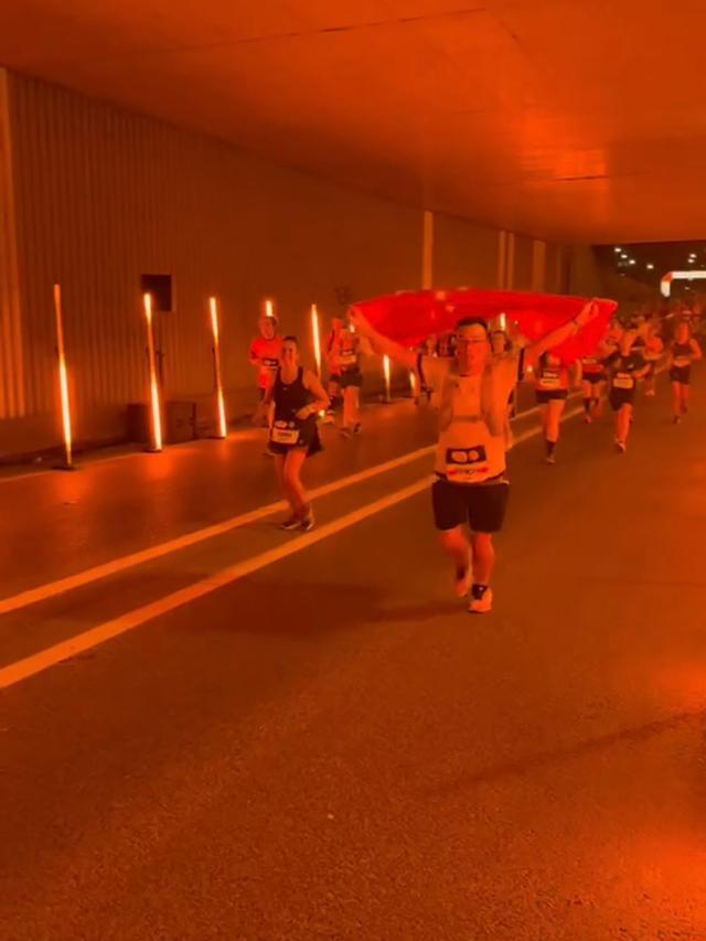 普通人的奥运马拉松之旅：在午夜巴黎感受“流动的盛宴”