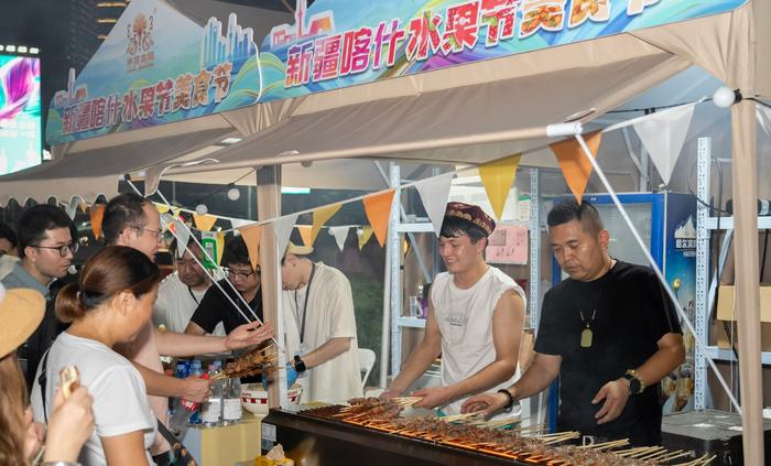 喀什水果美食节 新疆风情尽收眼底