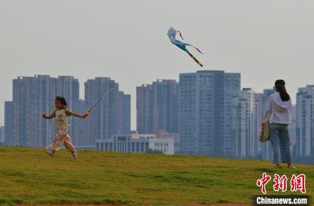 湖北武汉：放风筝享受夏日清凉