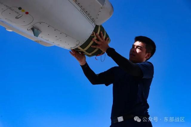 战鹰列阵，云端砺刃！东部战区空军航空兵某旅飞行训练火热展开