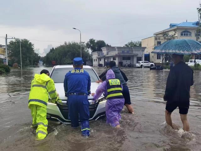 闻“汛”而动，吉林“志愿红”构筑防汛抗洪“暖心堤坝”