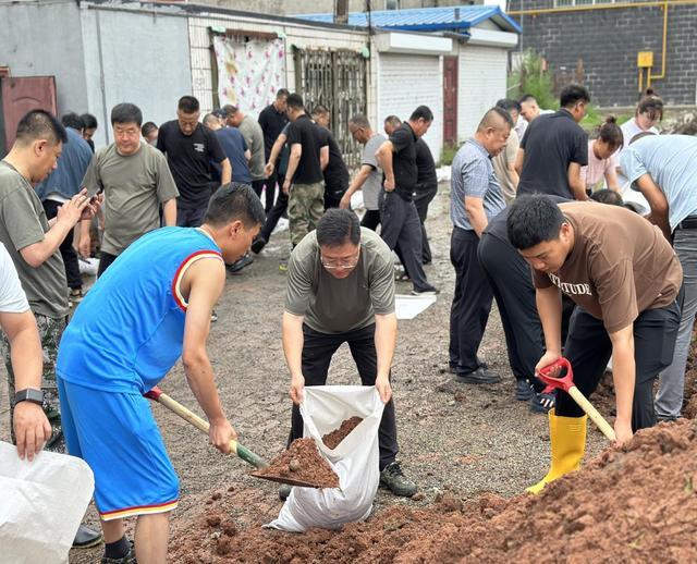 闻“汛”而动，吉林“志愿红”构筑防汛抗洪“暖心堤坝”