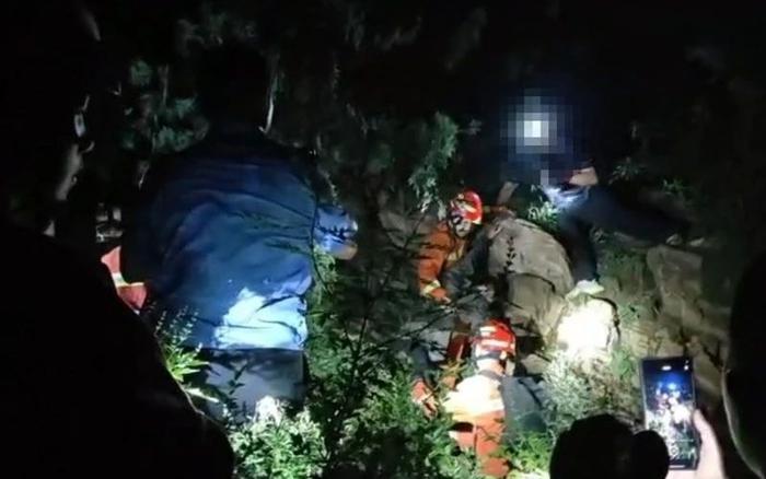 北京密云警方成功营救三名登山被困人员