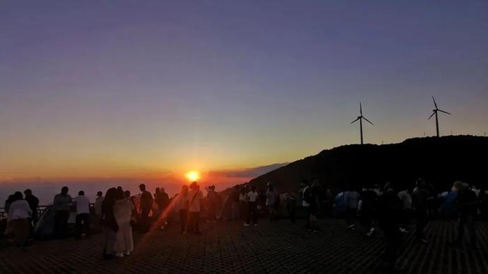 日出、星空、花海、瀑布……盘点浙江绝美露营地，总有一款适合你！