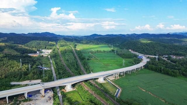 湖北省重点工程107国道咸宁市赤壁段改扩建项目城区外迁段11座桥梁472片预制梁架设全部完成