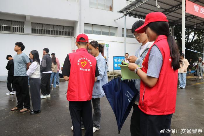 龙陵暑期大学生交通安全志愿者：我们用青春的力量，绘制安全的画展