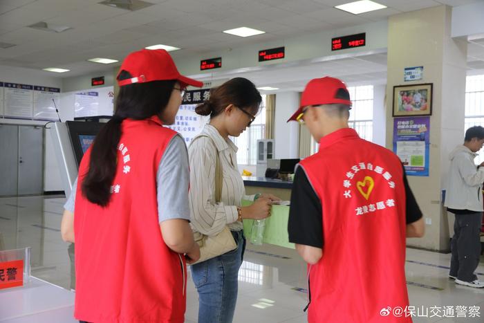 龙陵暑期大学生交通安全志愿者：我们用青春的力量，绘制安全的画展