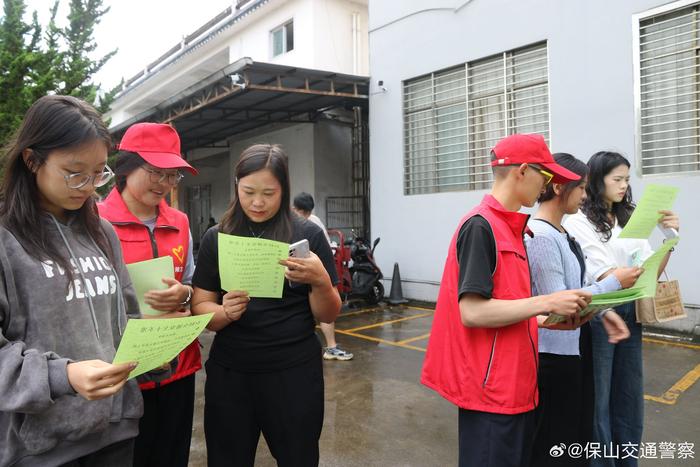 龙陵暑期大学生交通安全志愿者：我们用青春的力量，绘制安全的画展