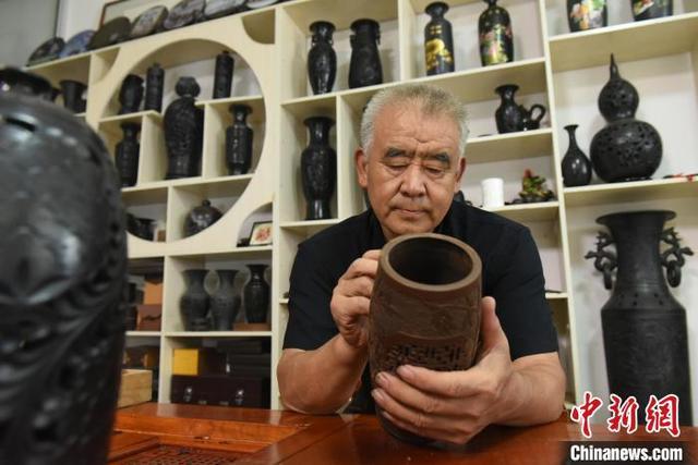 河北深州六旬手艺人80多道工序制作黑陶 产品畅销海内外