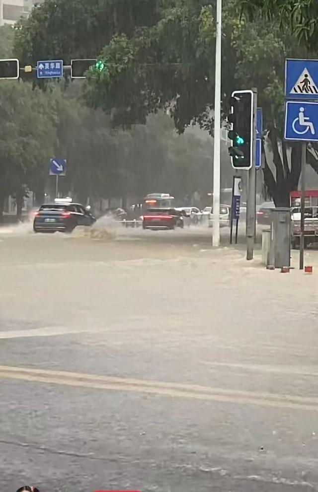 大暴雨来了！南宁多条道路积水，暴雨红色预警连发