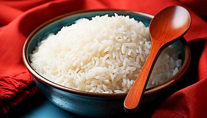 费大厨现煮米饭按5元一位,按人头收费,可以免费续加;