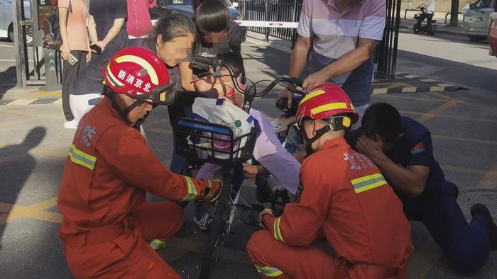 加装共享单车“儿童座椅”致女童右脚被卡，北京丰台消防破拆救援